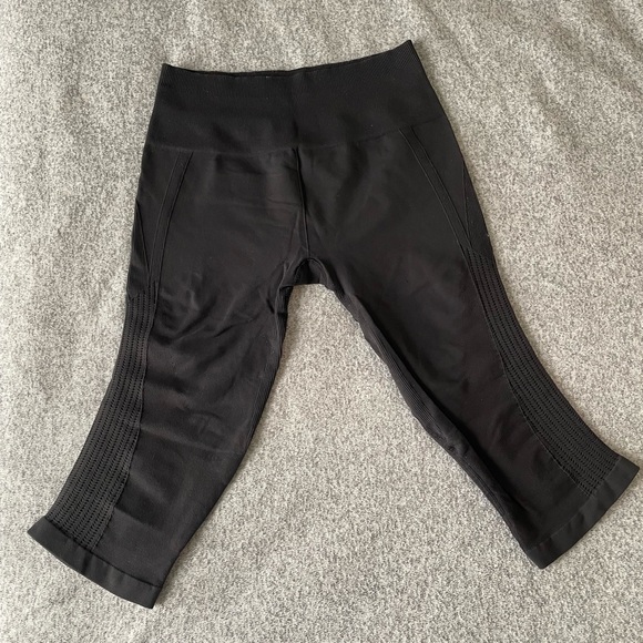 Cropped lululemon leggings - Picture 1 of 4